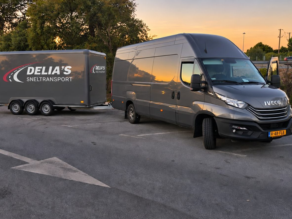 Iveco-bus met gesloten aanhanger van Delia's Sneltransport, klaar voor een rit naar het zuiden