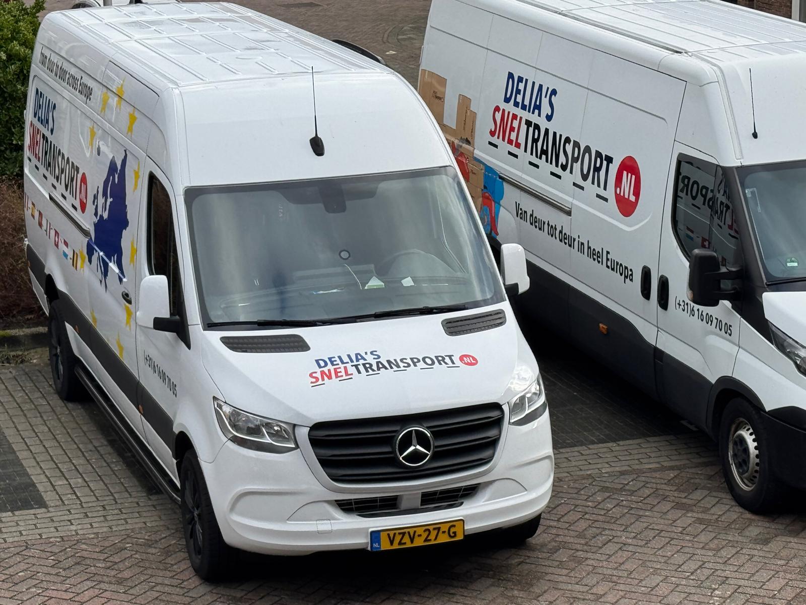 Twee Delia's Sneltransport bussen naast elkaar