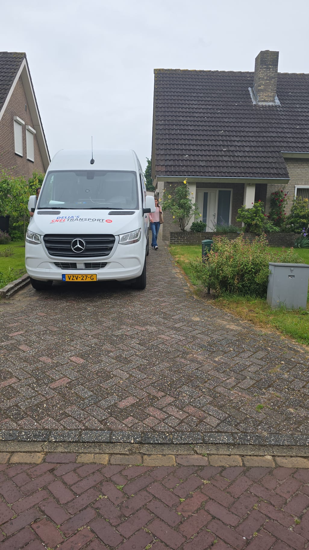 Mercedes Sprinter bij woning in Nederland