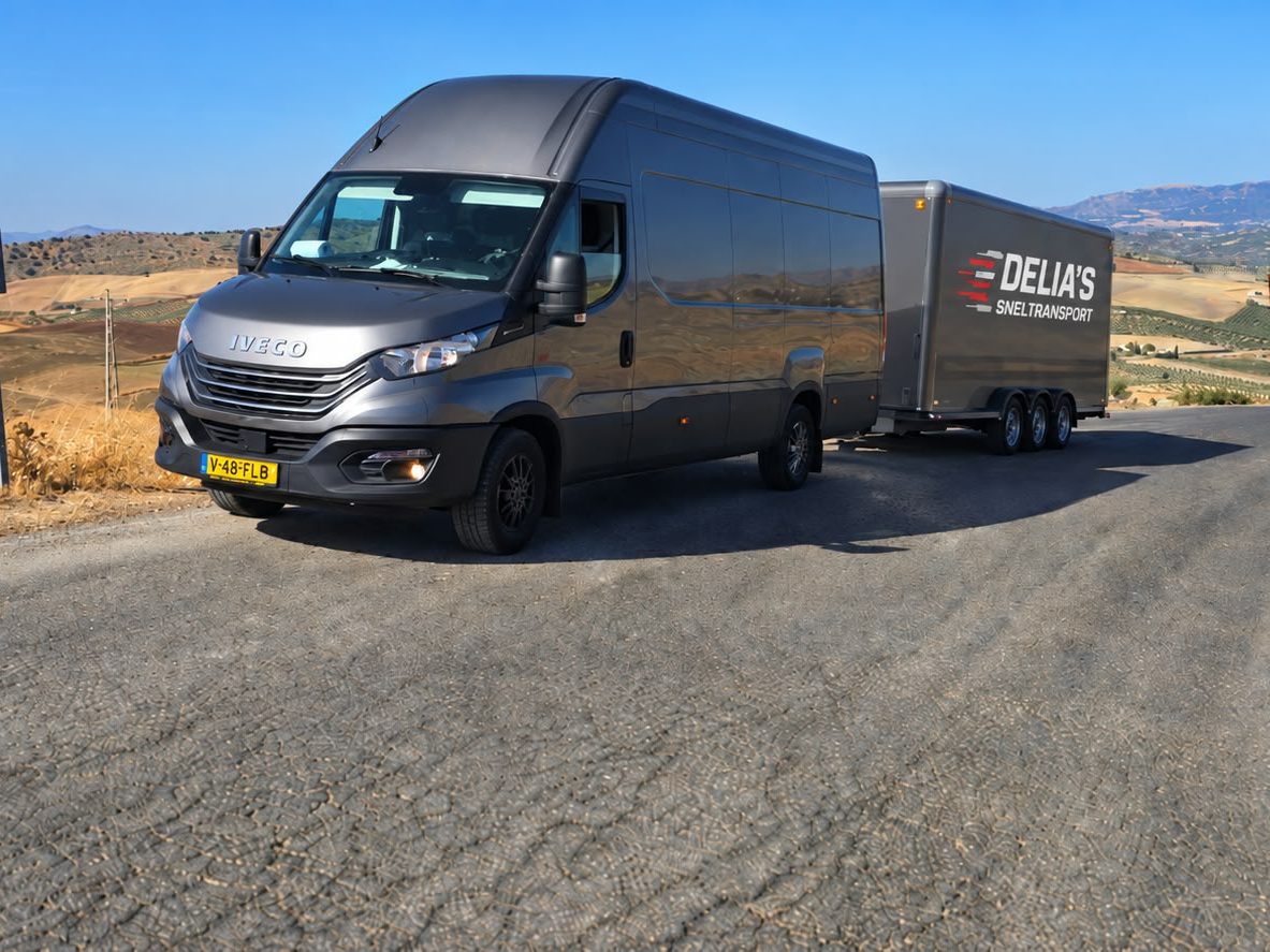 Bus met aanhanger van Delia's Sneltransport in het heuvelland van Andalusië